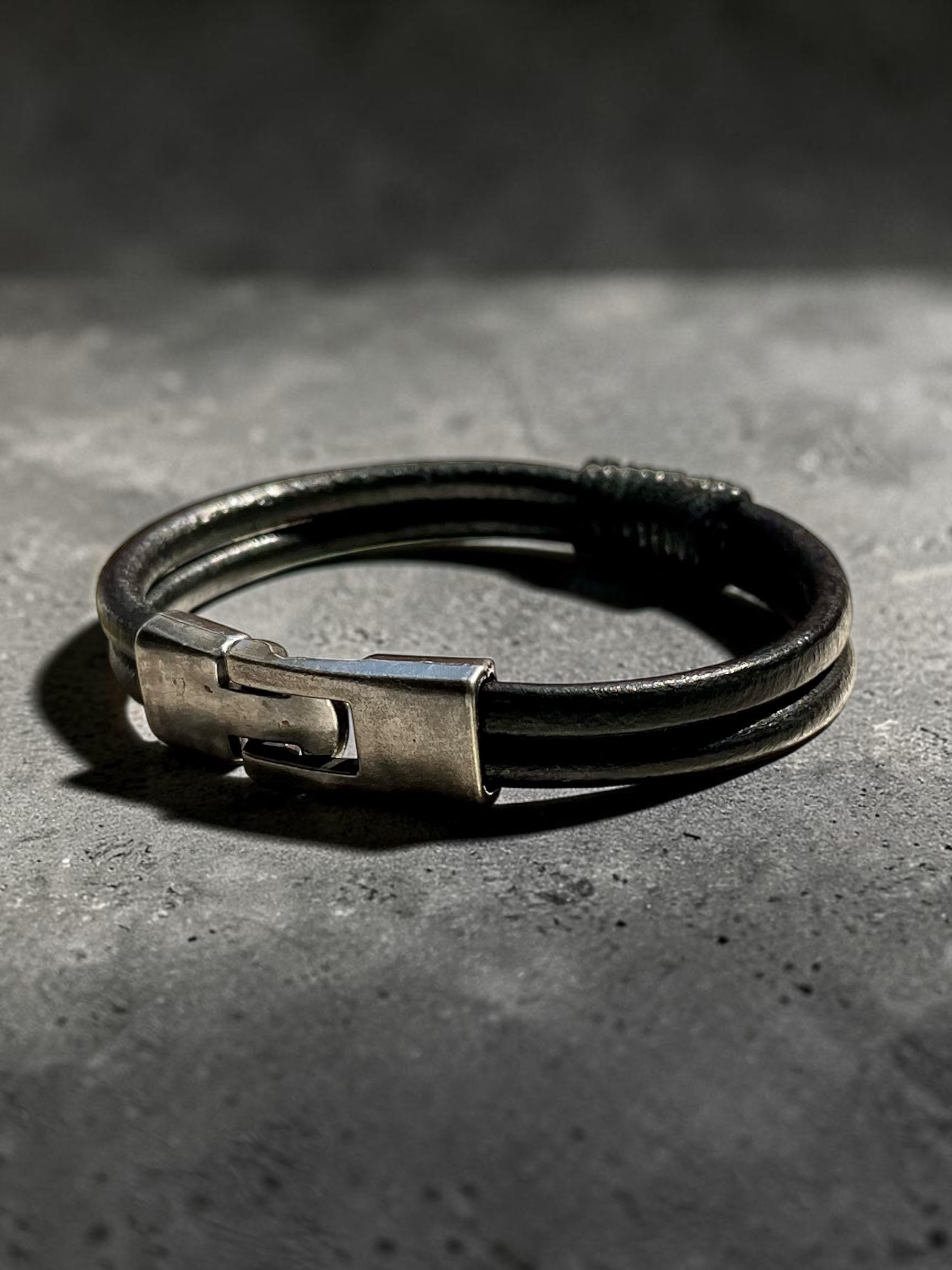 Retro Braided Natural Cowhide Leather Bracelet With Alloy Buckle Clasp Hand Woven.