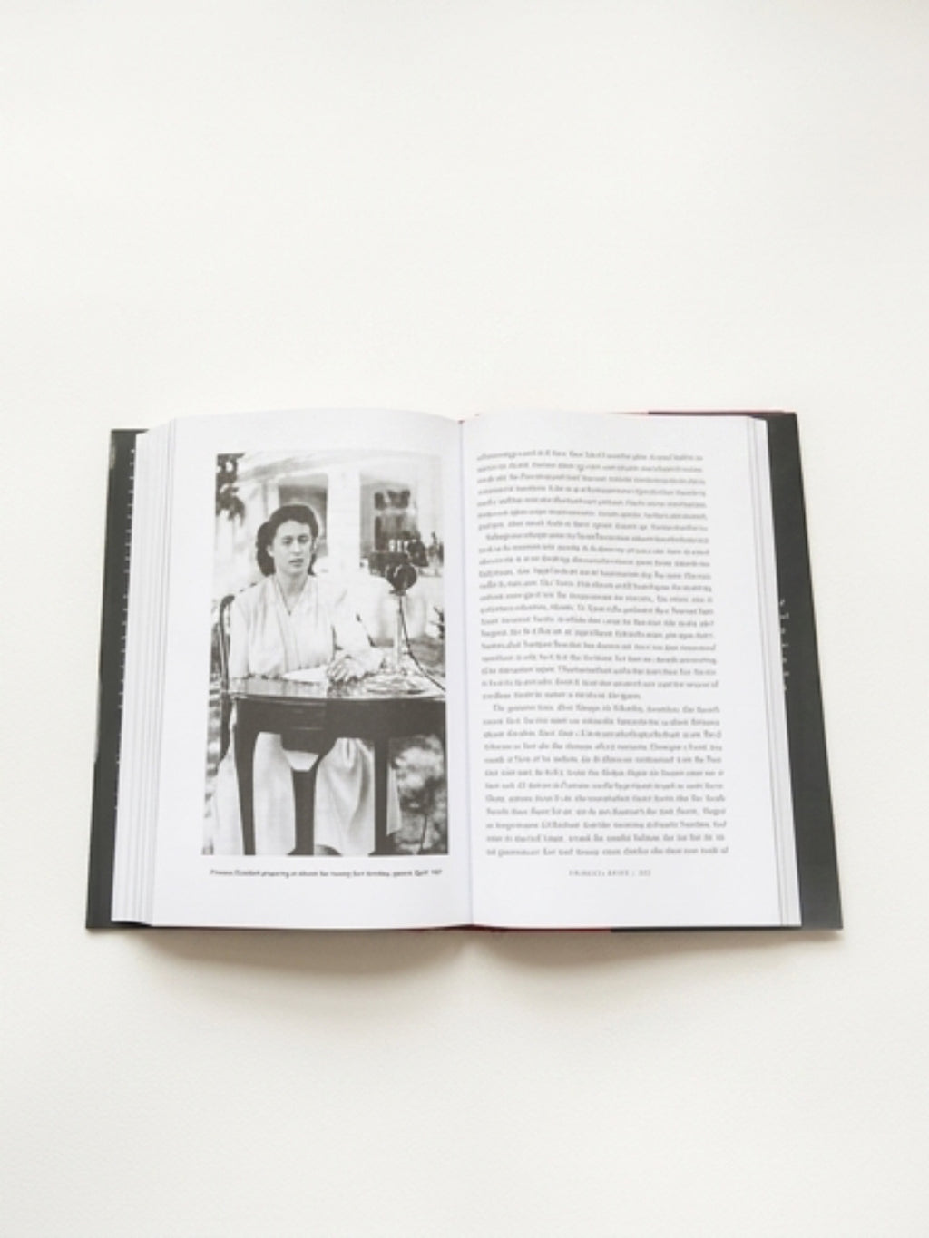 Fashioning the Crown : A Story of Power, Conflict and Couture
by Justine Picardie